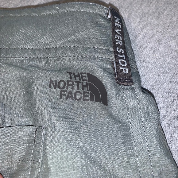 North Face Women’s Shorts Size 6 Nice! - Picture 2 of 8